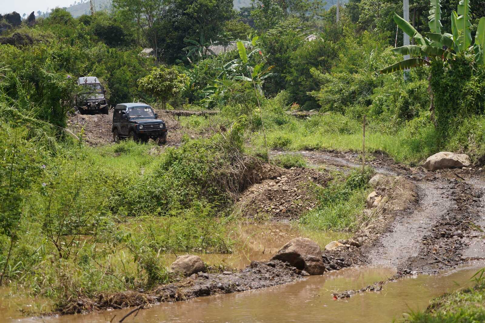 210 Kendaraan Jeep Off-Road Nyukcruk Jalur Kawasan Gunung Guntur